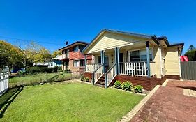 Book, Wine & Sinker - Home In Patonga Beach - Pet Friendly, 4 Bedrooms